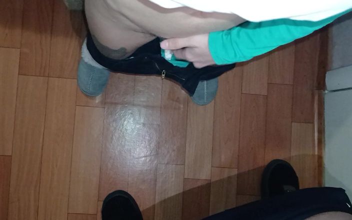 Lesbian-candys: Moja przyrodnia siostra i ja potajemnie masturbuję się