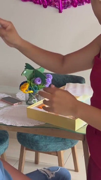 Street Vendor ajunge într-un hotel cu un străin
