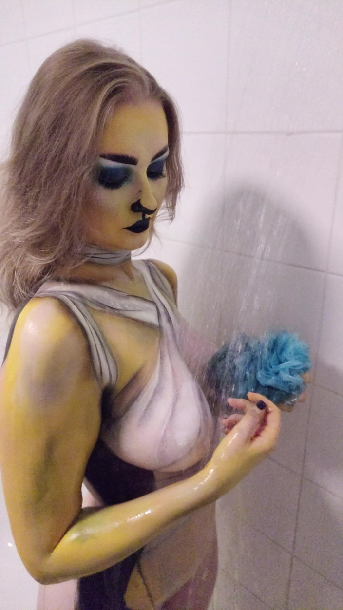 Em Yang: Usuwanie farby do ciała Ankha prysznic