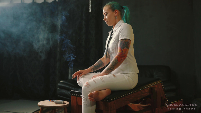 Cruel Anettes fetish world: Kuřák Se Špinavými Chodidly 4K
