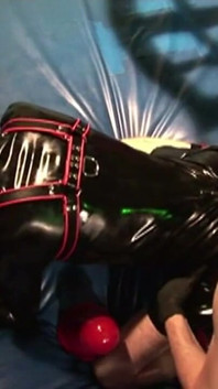 Rubbermannen in fetishorgy deel 3