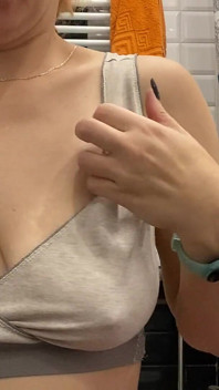 Silná žena ukazuje své svaly a podpaží