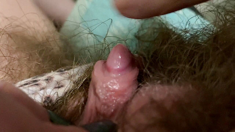 Cuteblonde666: Orgasme matinal, un gros clito se caresse dans une chatte...