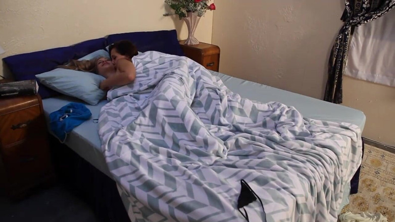 Lesbian Illusion: Léchage de chatte, baisers lesbiens dans la chambre
