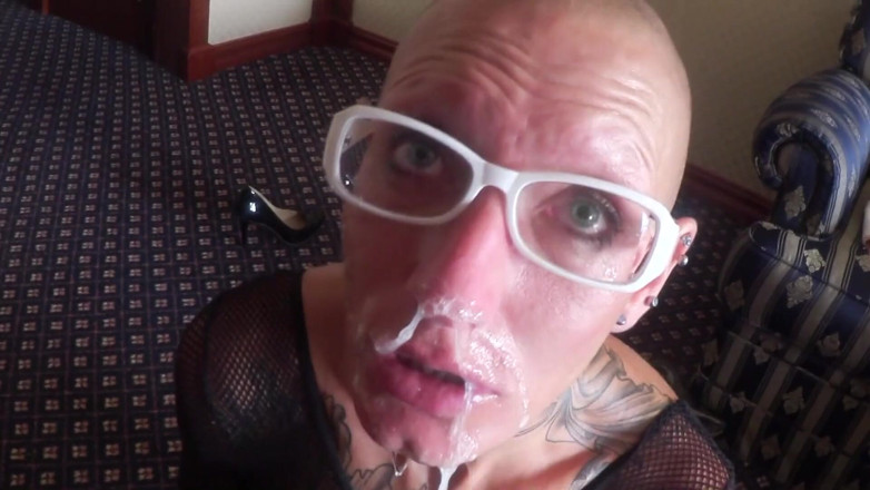 Slutwife Club: Submissa escrava careca Vlija goza de uma longa e dura...