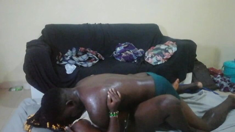 Pornsexlive: 德西被一个非洲传教士访客性交