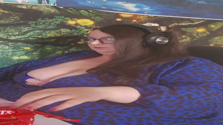 SSBBWLadyBrads: 일하는 동안 간식을 먹는 SSBBW 여신