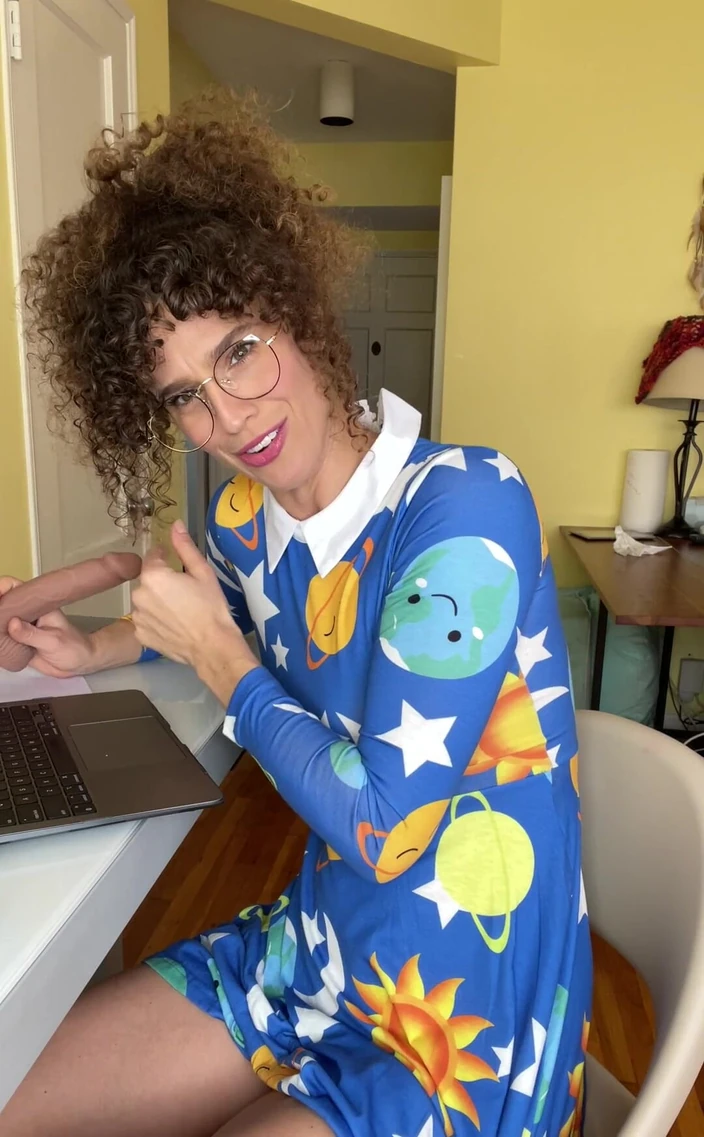 VibeWithMommy: Ms. Jizzle Video + Ghi chú giọng nói cho một trong...