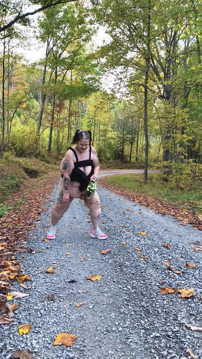 HerculesnVENUS: Dans la route de campagne, cette pute squirte une éjac