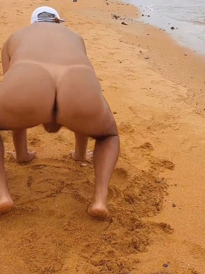 Ladysilvas: Ladysilva pe plajă goală își expune curul bronzat sexy cu un...