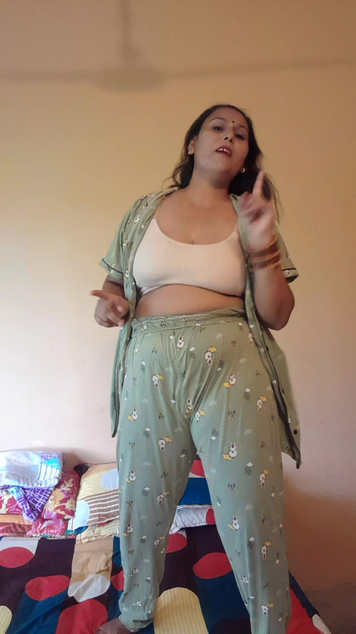 Puja555: Desi dívka tančí na posteli