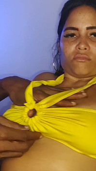 Toket 4play seksi berminyak sebelum dilumuri minyak