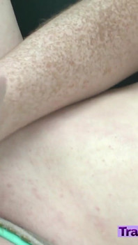 Juliette Stray este o gagică de pe plajă transsexuală care își scoate sperma