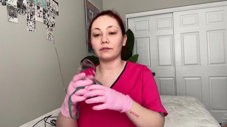 Lenna Lux: Jättesjuksköterska krymp experiment