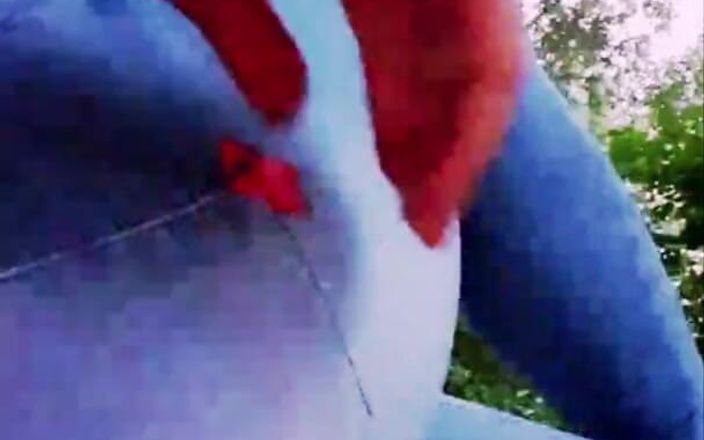 Slutboyben: Exhibicionistická pornohvězda venku