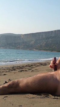 Punheta na praia: beleza de biquíni faz ele receber uma enorme gozada na praia