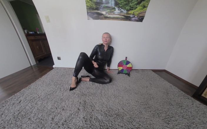 BlondeHexe VR: Femdom hứng tình quay bánh xe để làm cho bạn giật...