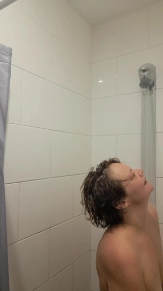 Défi, je me gode au travail et je me caresse avec mon vibromasseur après le sport