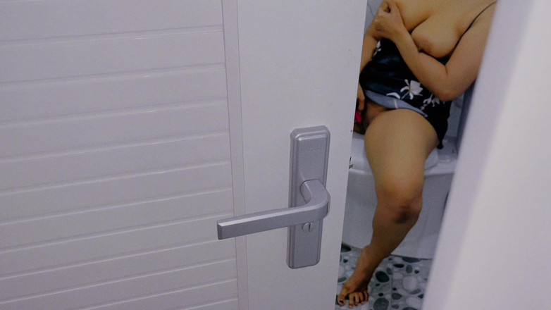 Bintang hyper: Madrastra se masturbó en el baño y fue empujada a...