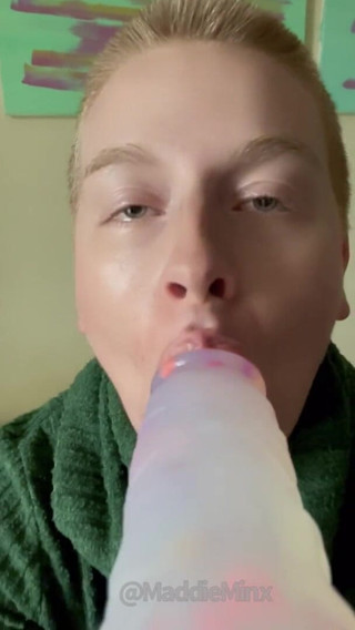Maddie Minx productions: La milf rozza sputa e si strozza sul dildo gigante