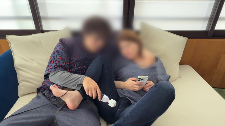 LuuLee0804: Gift kvinna plågad med en vibrator i soffan