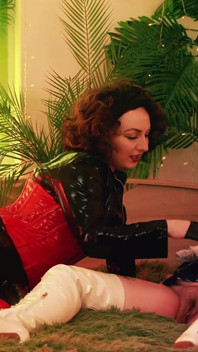 Lésbicas com cinta-caralho e sentando na cara! Quente foda de amadoras milfs Arya Grander e Kisica