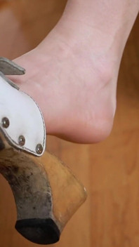 Langsamer absatz, baumelnde Asmr - Holzschuhe, weiche nylongeräusche