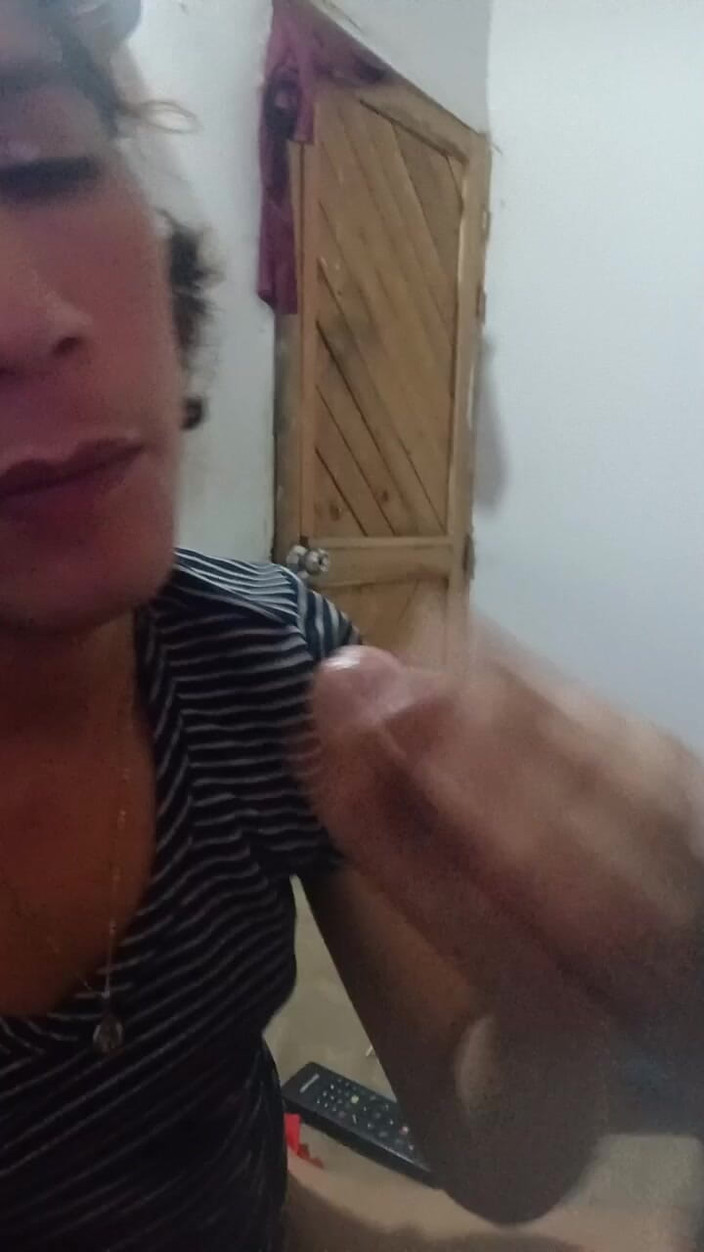 Femboy from Colombia: हम कुछ अच्छे मुखमैथुन दे रहे हैं