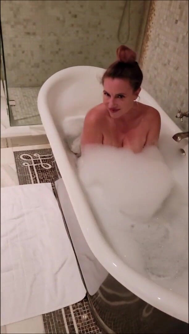 Nikki Nevada: Sexy MILF Nikki bubblebath masturbation