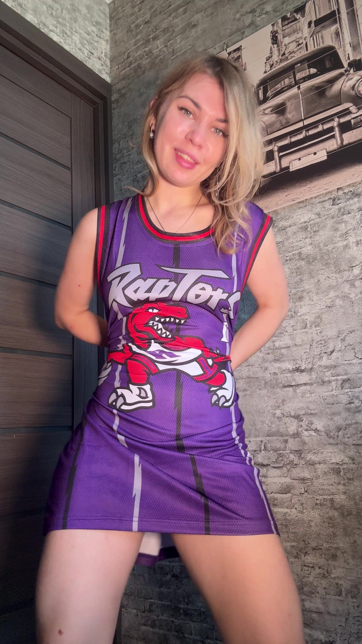 Misty Phoenix: आज मैं अपनी गांड में कपड़े पहनकर गिलास में पेशाब करना चाहता हूं