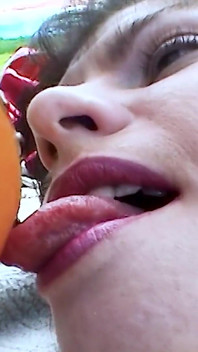Sex solo în luncă - masturbare cu matură sexy păroasă
