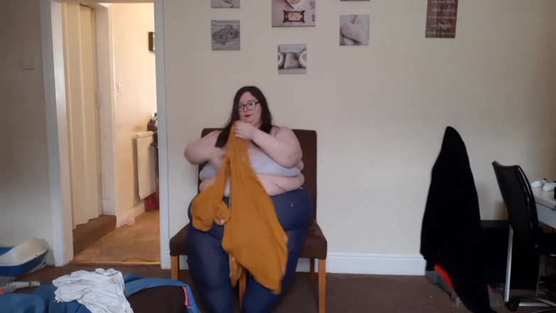 SSBBWLadyBrads: SSBBW is she too fat for clothes