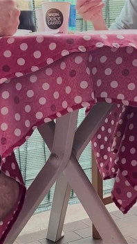 Un couple italien suce sous la table après avoir mangé un creampie profond en POV