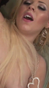 Seks międzyrasowy z Hollie Sweet 18-letnią blond dziwką chce się wypchać BBC bez prezerwatywy