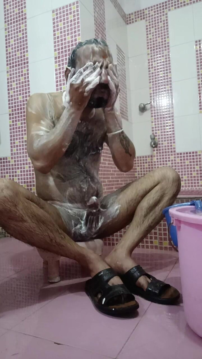 Rajasthani-old-lover: 아침 목욕으로 자기 페니스 마사지를 보여주는 인도 남자