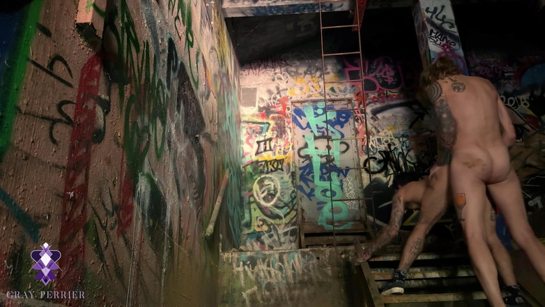 Gray Perrier: 버려진 건물에서 트랜스 남자를 따먹는 트랜스 소녀