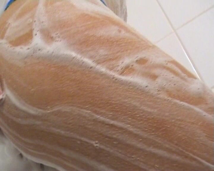 My intimacy: Lisa Nuta unter der Dusche