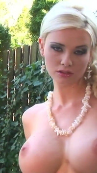 늙은 남자 앞에서 발정나서 의자에 자위하는 금발 Badane