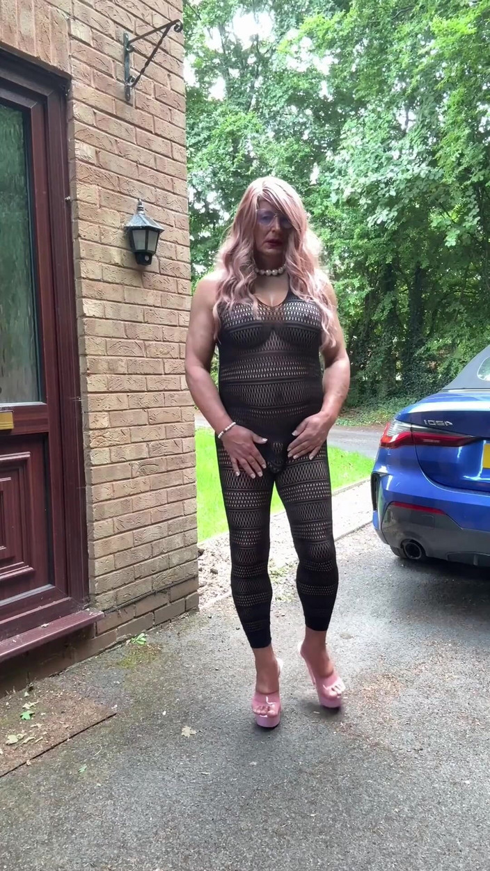 Kellycd2022: Il sexy travestito kellycd2022 in sexy tuta nera e tacchi