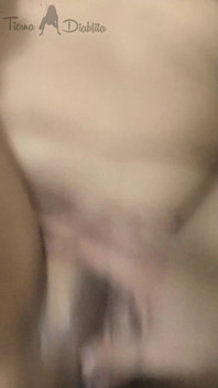 私が彼のチンポを中に入れている間に彼が私のクリトリスをこすっているのが大好きです、それはおいしいです