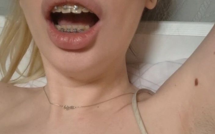 ElzaKom: Tôn thờ nách Elza Kom