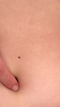 Shizuku nhút nhát lần đầu tiên phát hiện ra sự kích thích của bellybutton