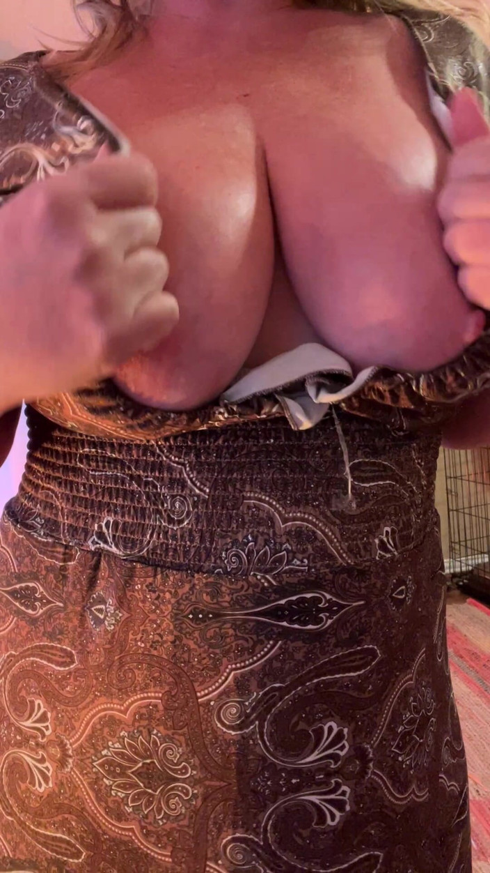 Siren XXX Studios: Sommerkleid anprobieren mit einem kleinen hintern wackeln