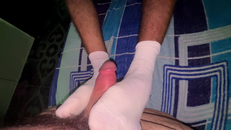 Mr Feet Colombia: Vergon Bruna Si Masturba Con La Vicina Con Calzini Bianchi