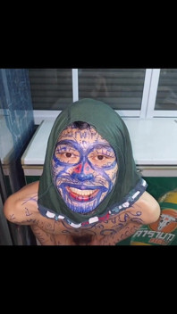 Mengarahkan seorang hamba menanggalkan pakaiannya dan terbang layang-layang, menunjukkan pen untuk melukis watak-watak badut.