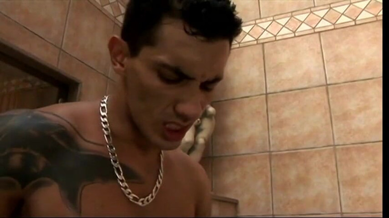 Butt Paradise: Hunk mangia la figa pelosa della mora poi la scopa...