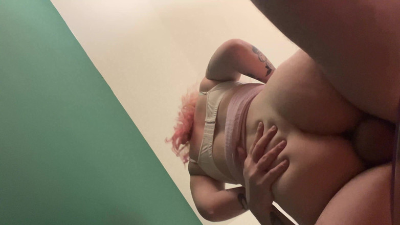 lilredvelvettt: Sikiş koşumlarını deniyor