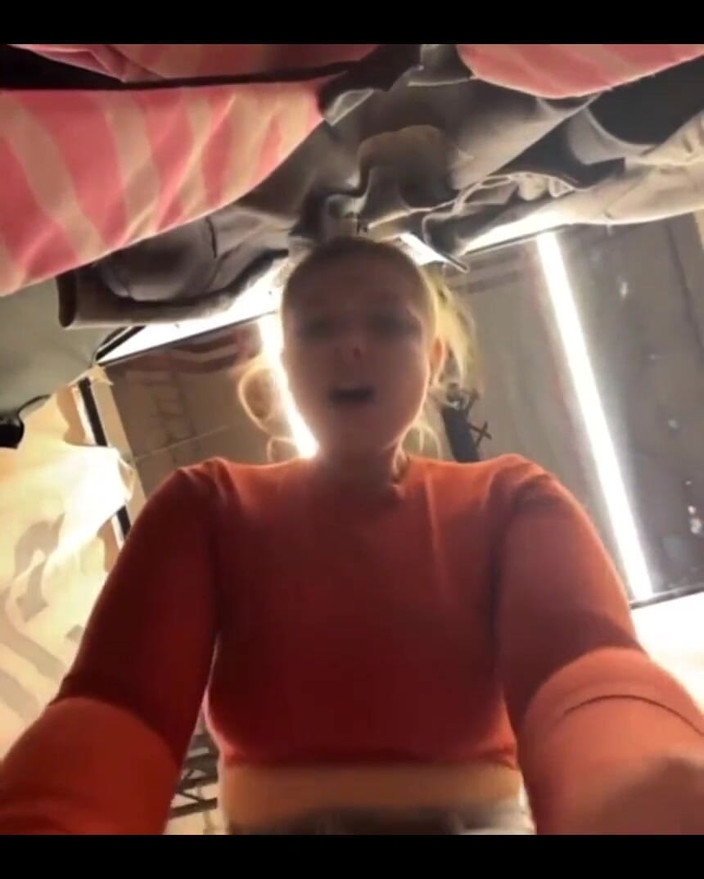 JuiceLussie: Masturbasi di ruang ganti