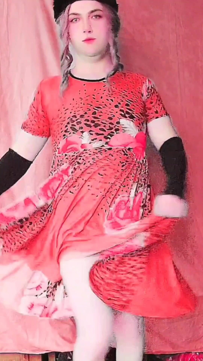 Kitty_Cross: Druk jezelf uit: travestiet Kitty's betoverende dansbewegingen