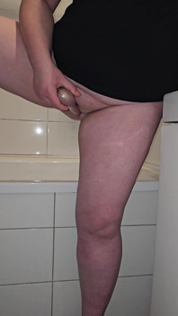 Il figliastro arrapato mi ha implorato di sborrare sulla mia figa pelosa nel bagno